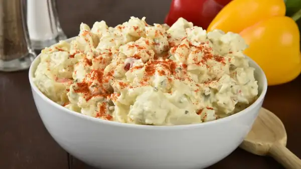 Para una ensalada de patatas llena de sabor, prepárala al estilo mexicano