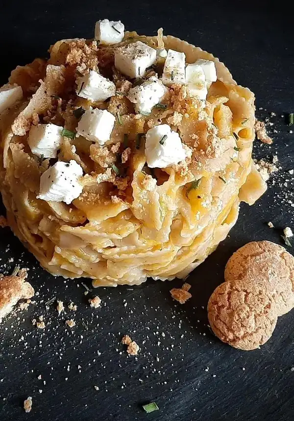Tagliatelle con calabaza, queso feta y amaretto