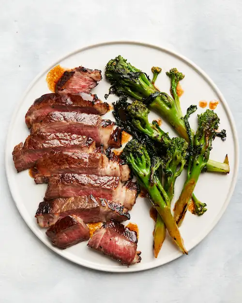 Filete a la parrilla con salsa hoisin y brócoli chino al ajillo