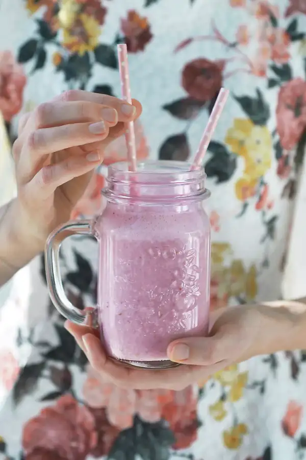 Breakfast smoothie with strawberry and oatmeal