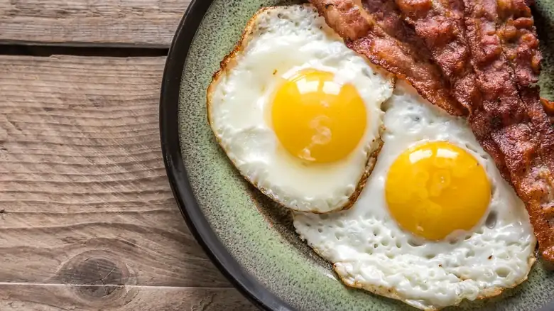 La técnica del aceite de oliva para conseguir huevos fritos perfectamente crujientes