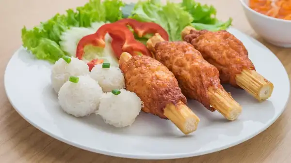 La dulce manera en que se utilizan los tallos de caña de azúcar para realzar el sabor de las carnes a la parrilla