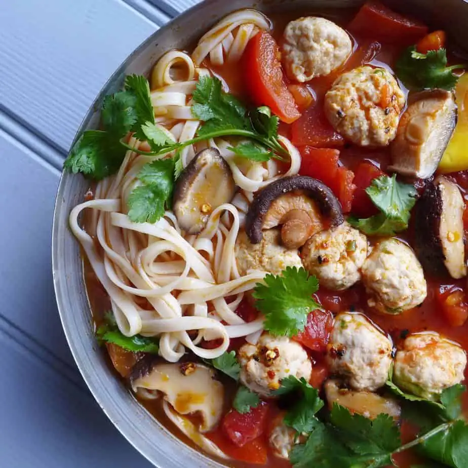 Chicken meatball noodle soup (肉丸汤面)