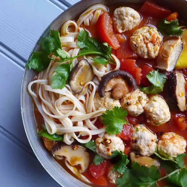 Chicken meatball noodle soup (肉丸汤面)