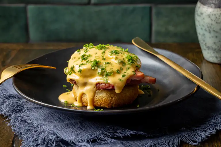 Receta de huevos Benedict con panceta crujiente y crumpets caseros