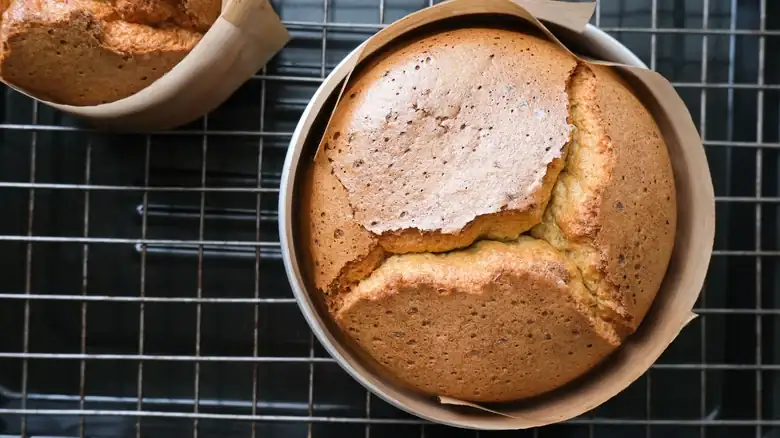 Why Your Cakes Crack After Baking Them (And How To Fix It)
