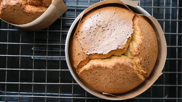 Why Your Cakes Crack After Baking Them (And How To Fix It)