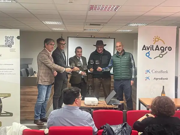 A conference in Cebreros (Ávila) highlights the value of new varieties and technology in the wine sector