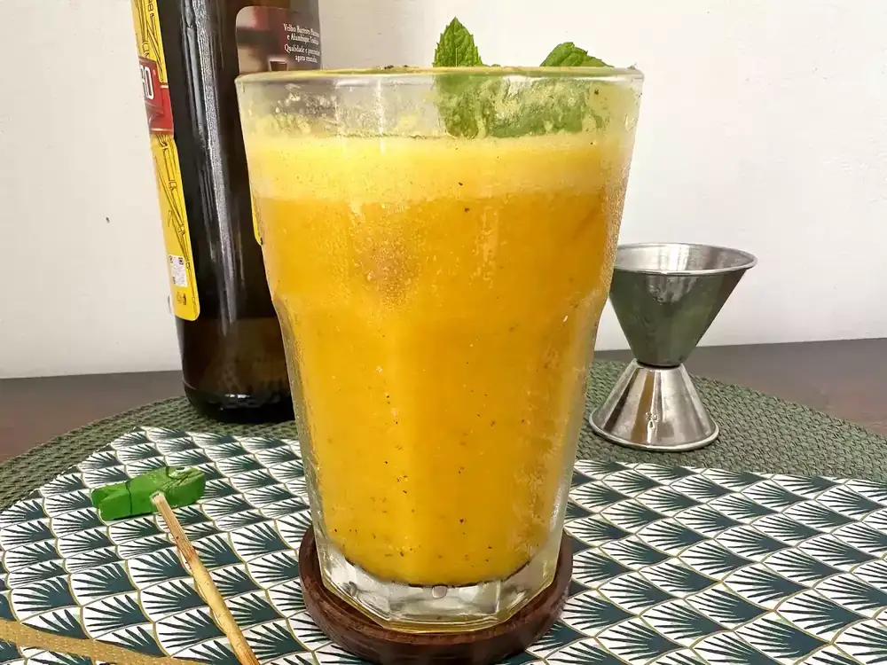 Caipiriña batida con maracuyá: el cóctel brasileño preparado en licuadora