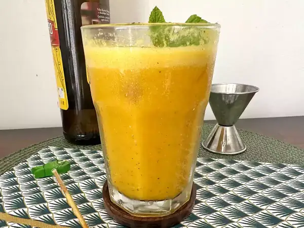 Whipped caipirinha with passion fruit: the Brazilian cocktail made in a blender