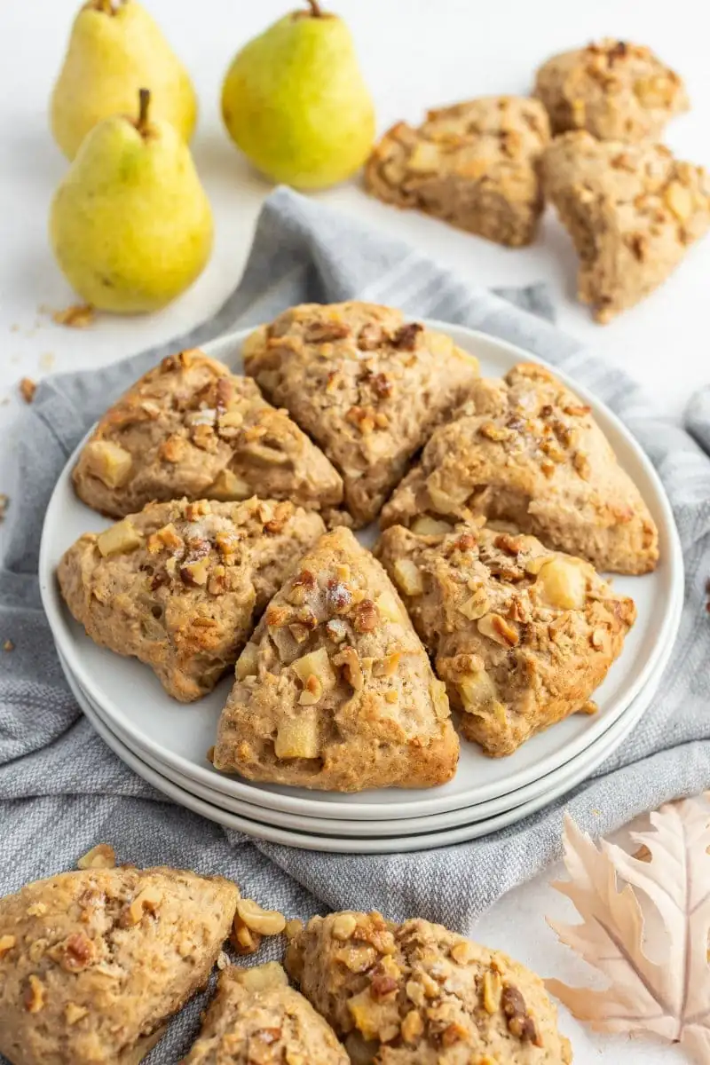 Scones de pera y nueces de arce