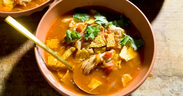 Sopa yucateca de pollo y lima (Sopa de lima)
