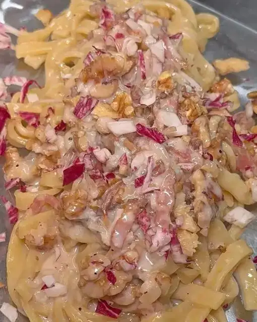Tagliatelle with bacon, walnuts and radicchio 😋