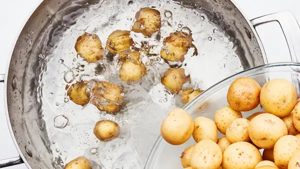 Cómo cocer patatas (y cuánto tiempo cocerlas)