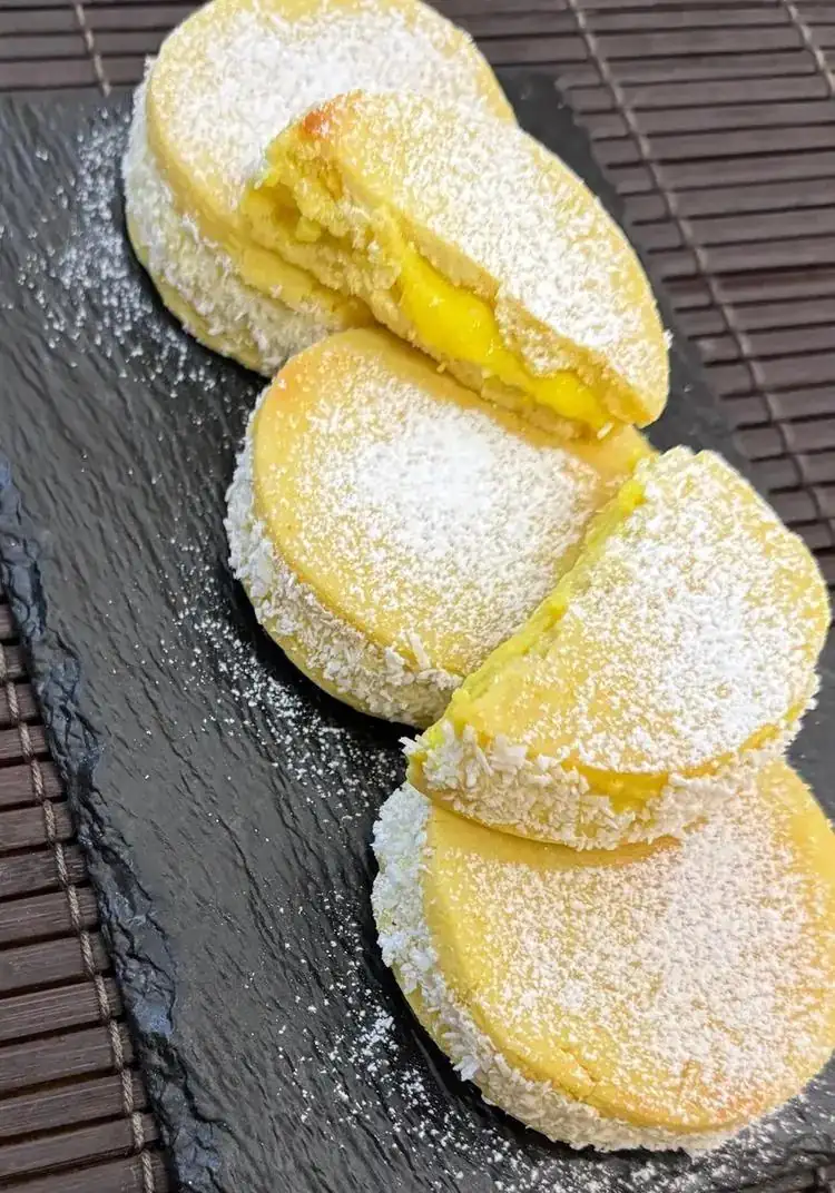 SHORTBREAD COOKIES AND SAFFRON PASTRY CREAM