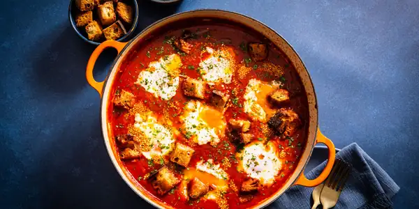 Receta de huevos Bloody Mary con picatostes de sal de apio y semillas de mostaza encurtidas