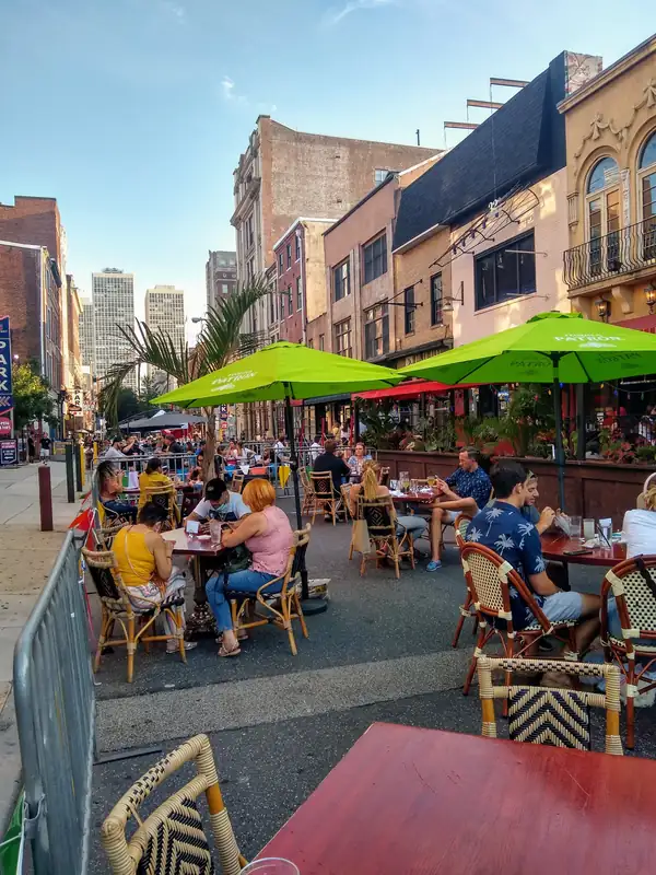 El casco antiguo cerró la calle al tráfico para habilitar espacio para mesas al aire libre durante el fin de semana