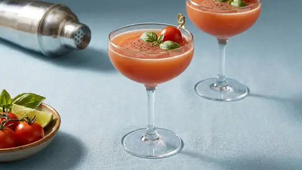 Refreshing Tomatini: Cocktail with vodka and lime