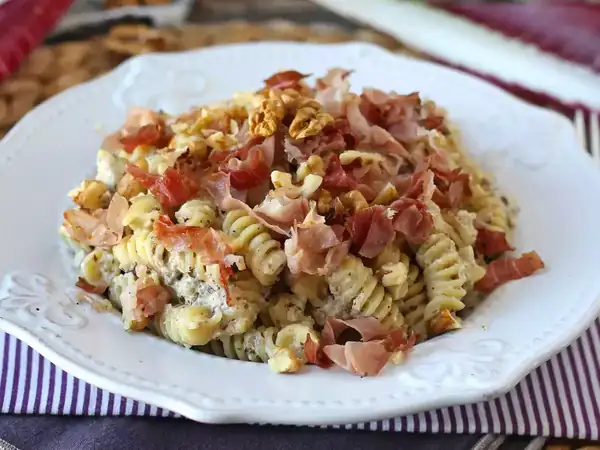 Creamy pasta with chicory, crispy bacon and walnuts: a quick and irresistible recipe