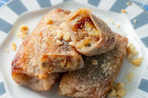 Postre de plátano frito rápido y fácil: preparado con masa filo de arroz