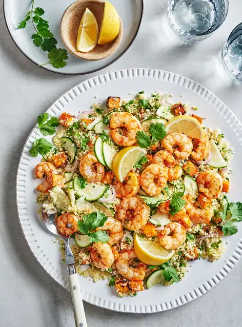 Ensalada de camarones y batata cocinada en <i>freidora</i> de aire