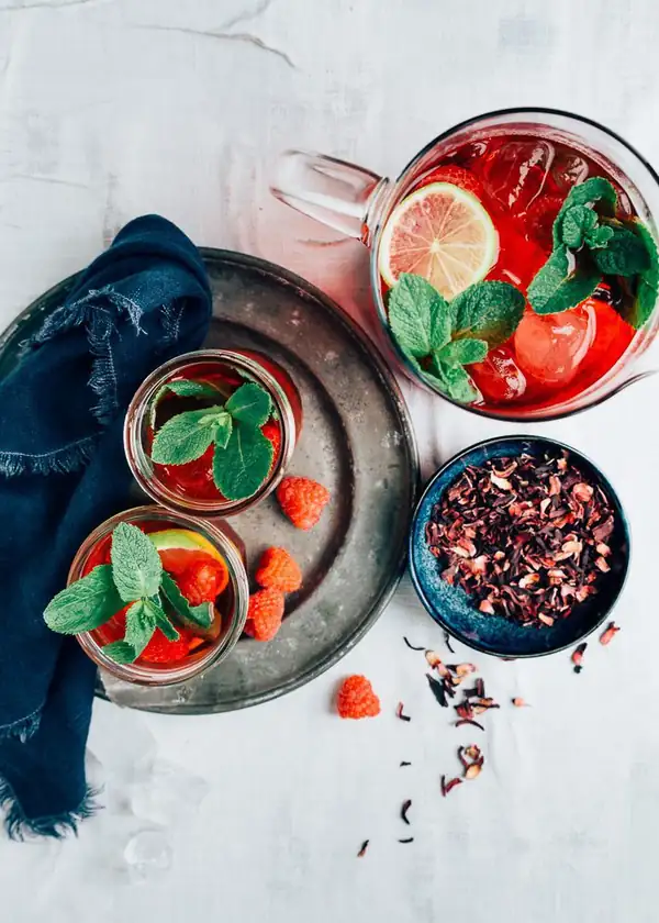 Hibiscus iced tea with raspberries