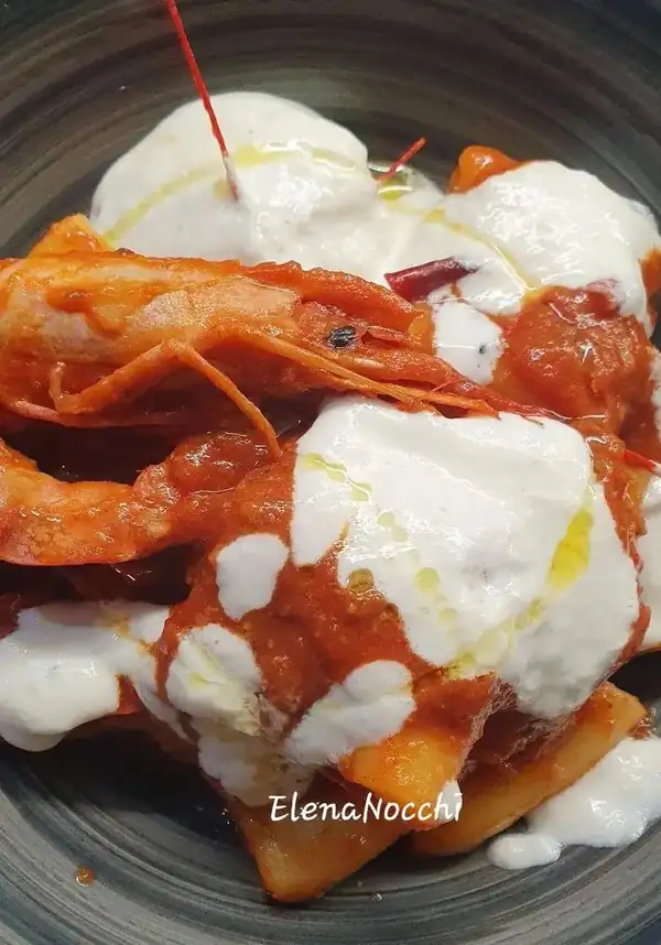 Calamarata with tomato, prawns and burrata cream
