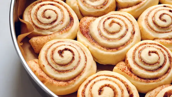 Olvídate de los rollos de canela enlatados: los compradores recomiendan esta marca de rollos congelados que “sabe a casero”