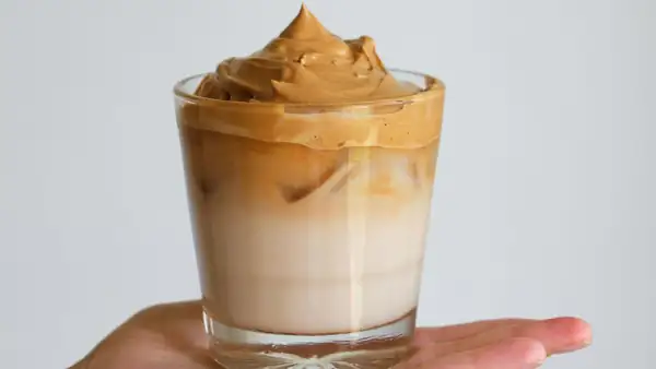 ¡Rompe con lo convencional! Aprende a preparar café helado con plátano