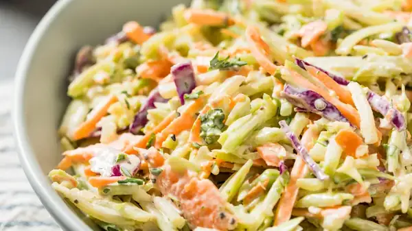 Prepara una ensalada de col inolvidable sustituyendo la col por esta dulce verdura de raíz