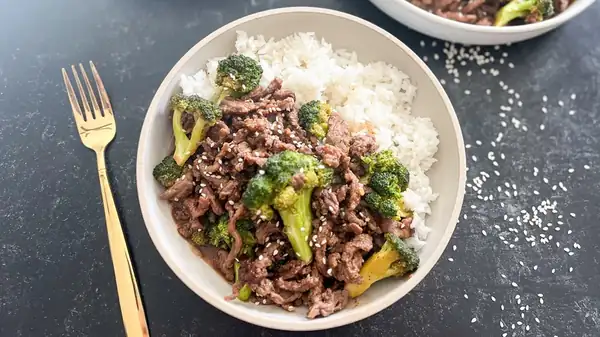 Receta de ternera con brócoli inspirada en la comida para llevar