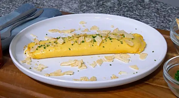 How to make “The Bear's” famous omelet with creamy cheese and french fries (VIDEO)