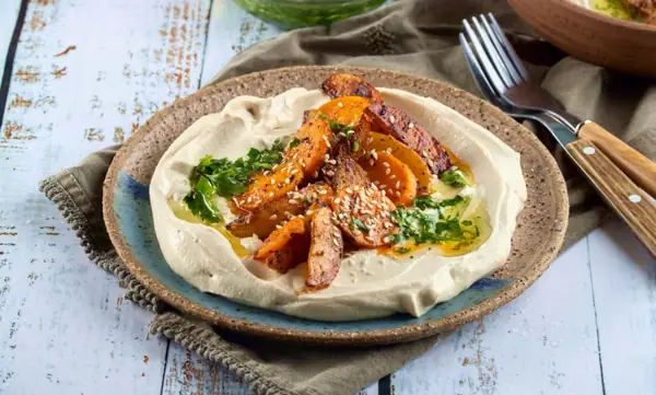 Patatas asadas con salsa de yogur y tahini