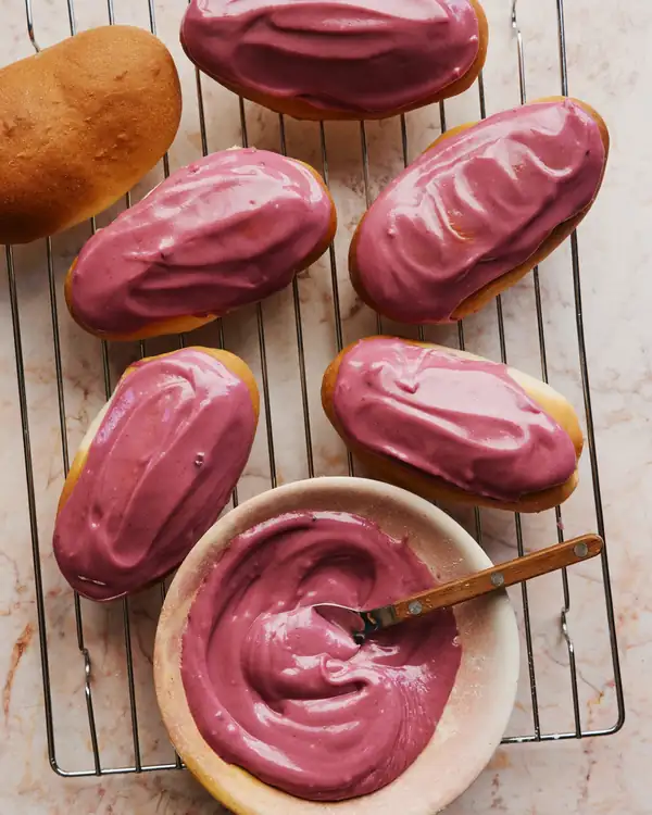 Receta de Helen Goh para bollos de grosella negra y vainilla