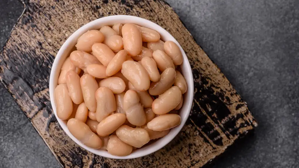 Una lata de frijoles se transforma en una reconfortante sopa al estilo griego con estas verduras y básicos de la despensa