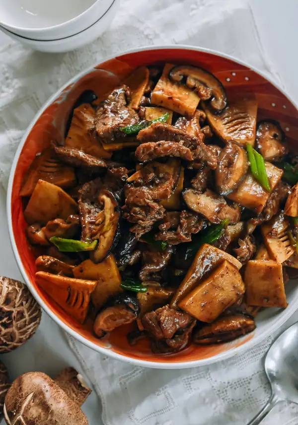 Beef with Mushrooms and Bamboo Shoots (双冬牛肉)