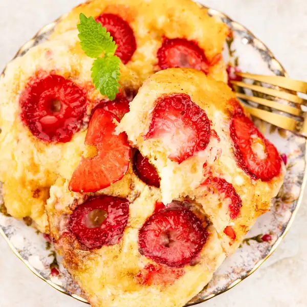 Cottage cheese pancakes with strawberries