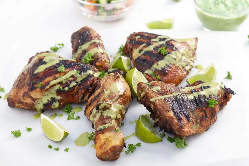 Pollo peruano a la parrilla con salsa verde cremosa y adobo especial.