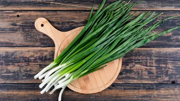 Añade cebolletas rizadas a tu ensalada para darle un toque deliciosamente decorativo
