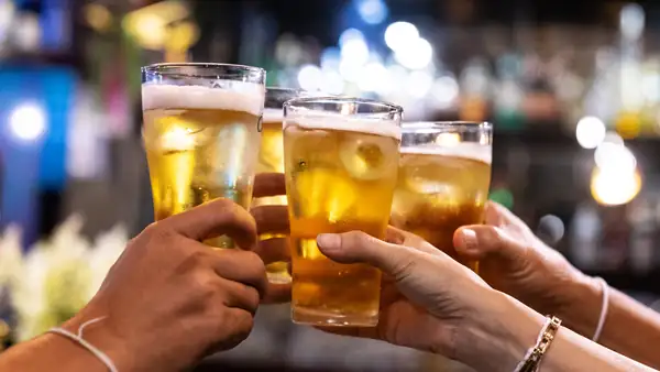 Why You Should Avoid Ordering Beer And Ale In Frosted Glasses
