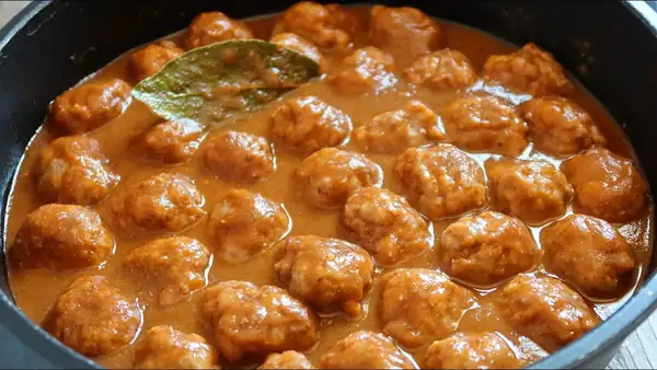 Meatballs in red wine