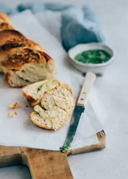 3-ingredient pesto bread