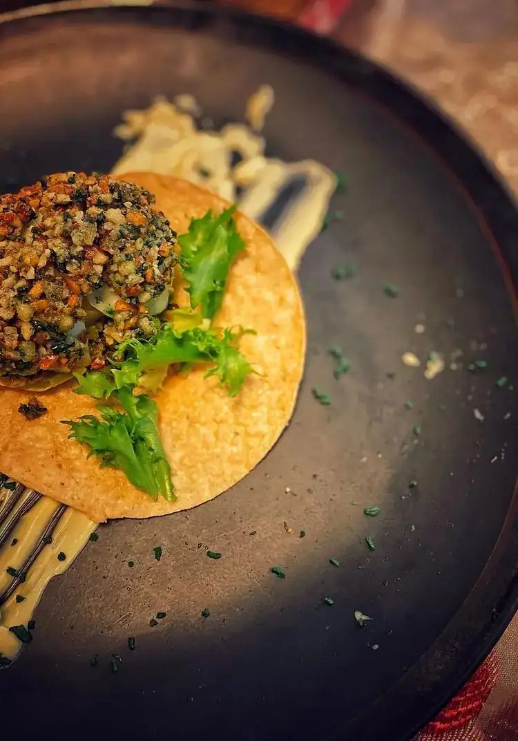 Fried egg in a nut and spirulina crust