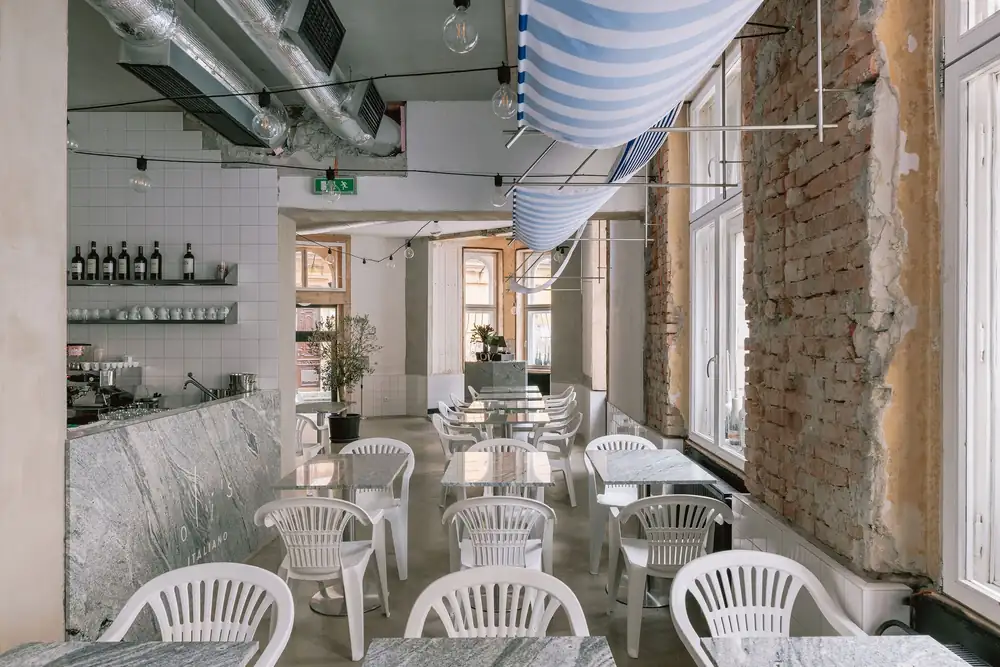 El restaurante italiano de Oli en Bratislava evoca la atmósfera de las calles mediterráneas