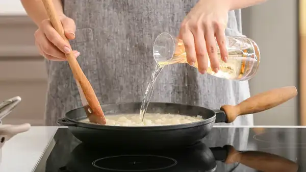 Por qué está perfectamente bien cocinar risotto en agua