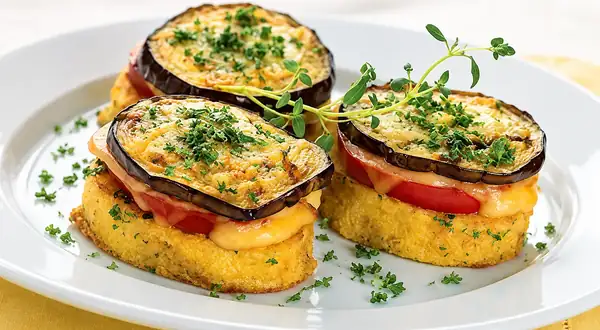 Aperitivo de berenjena, tomate y queso sobre una baguette crujiente. Receta paso a paso con fotos. 472 kcal