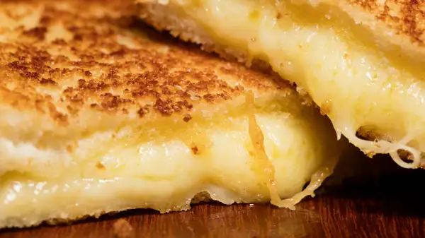 Mejora tu próximo sándwich de queso a la parrilla con estos 3 ingredientes básicos al estilo alemán