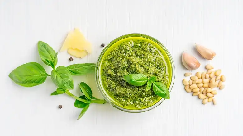 Pesto vs. Chimichurri: Las diferencias entre estas dos populares salsas verdes