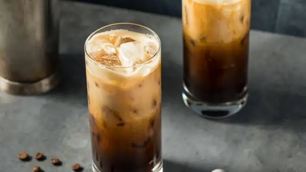 A latte made without cow's milk and with good espresso: the drink of the moment that everyone loves.