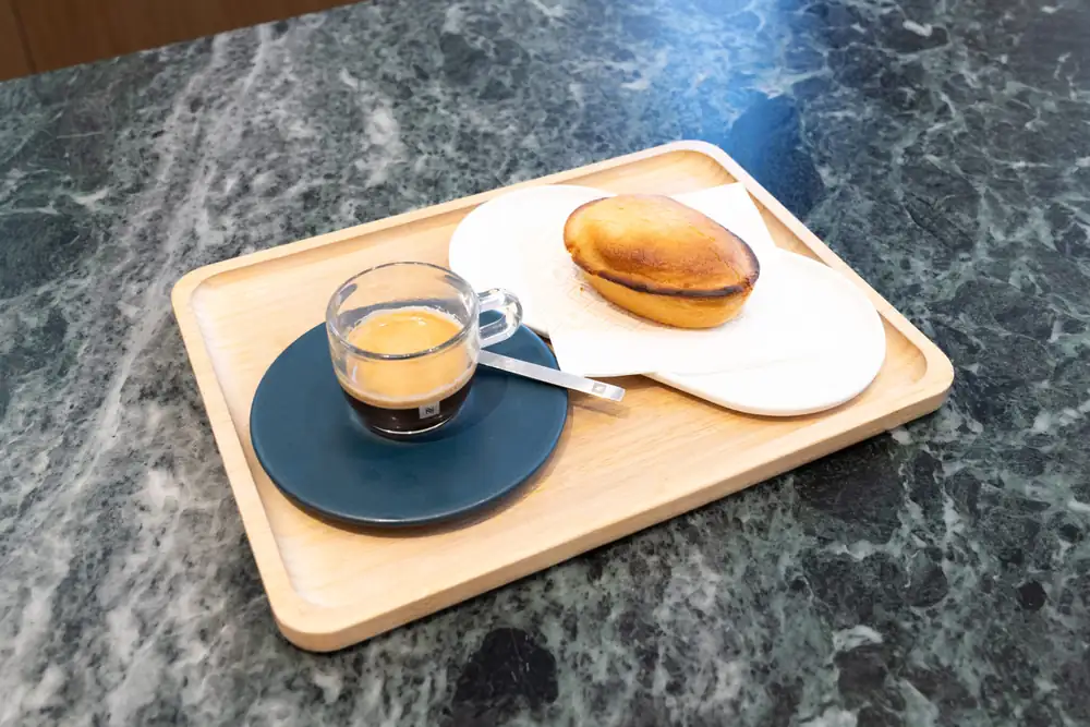 La tienda insignia de Nespresso en Piazza Cordusio cumple un año: el café helado, los nuevos formatos y las recetas creativas están en auge